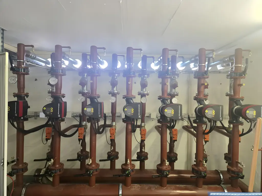Heizungsverteiler mit Pumpengruppen in einer Heizzentrale