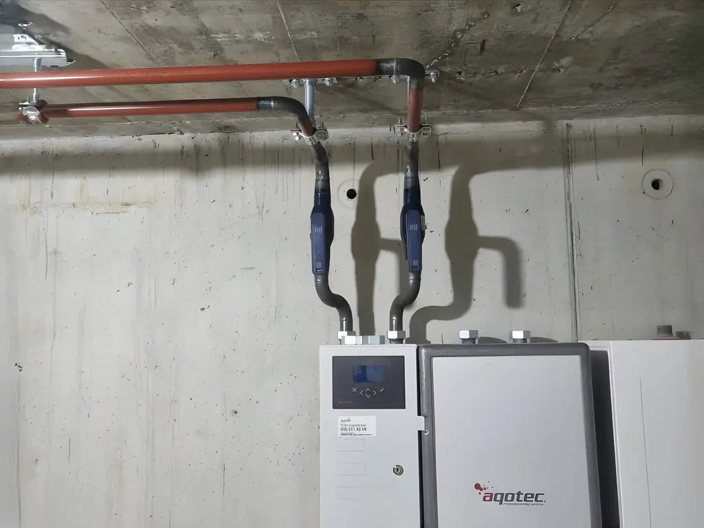 Übergabestation an der Wand eines Technikraums