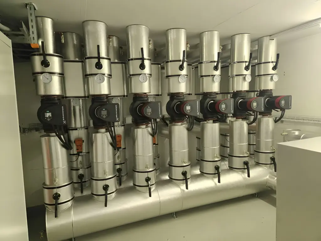 Pumpengruppen mit isolierten Rohren in einem Technikraum