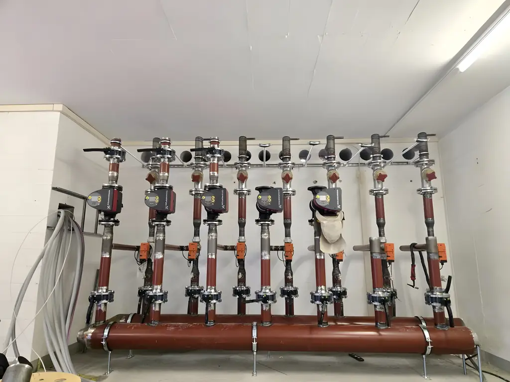 Heizungsverteiler mit Pumpen an einer Wand