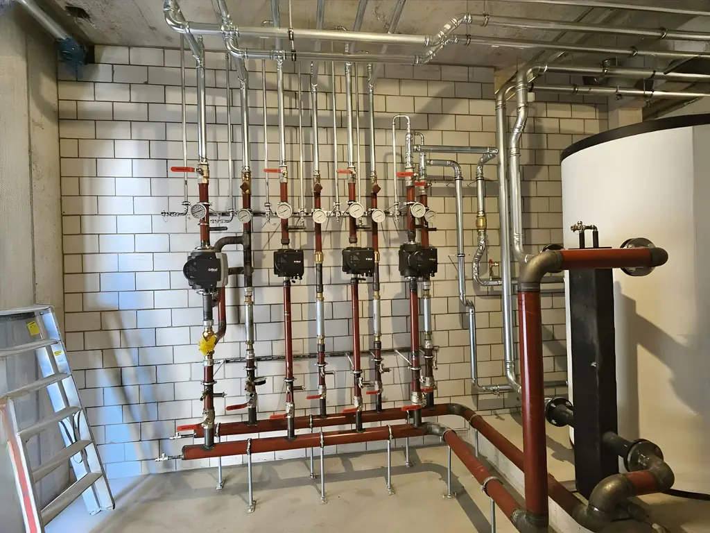 Heizungsraum mit Verteilung, Pumpen und Speicher