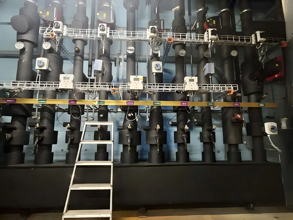 Grosse Heizzentrale mit Pumpengruppen